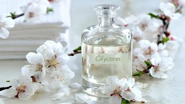 گلیسیرین مایع بی رنگ در ظرف شیشه ای